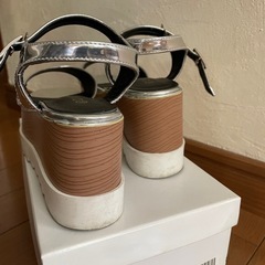 DAIYAERシルバー厚底サンダル
の画像