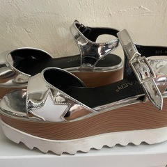 DAIYAERシルバー厚底サンダル
の画像