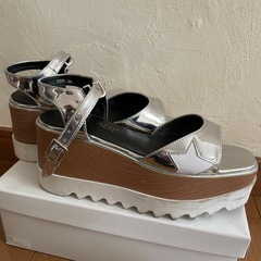 DAIYAERシルバー厚底サンダル
の画像