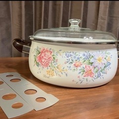 可憐な🌸ガラス蓋付花柄ホーロー鍋の画像