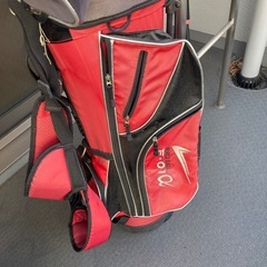 ゴルフバッグとゴルフクラブの画像