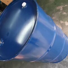 空ドラム缶200Lです大小フタ付で今さっき本日入荷なので美品.室内保管です。早く来られる方を優先させてください。の画像