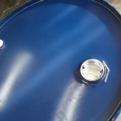 空ドラム缶200Lです大小フタ付で今さっき本日入荷なので美品.室内保管です。早く来られる方を優先させてください。の画像