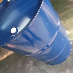 空ドラム缶200Lです大小フタ付で今さっき本日入荷なので美品.室内保管です。早く来られる方を優先させてください。の画像