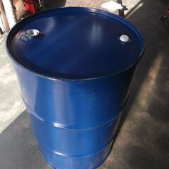 空ドラム缶200Lです大小フタ付で今さっき本日入荷なので美品.室内保管です。早く来られる方を優先させてください。の画像