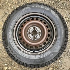 鉄ホイールとスタッドレスTOYOTIRE175/80R15 90Q　