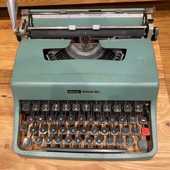 インテリアにも！！タイプライター　
Olivetti Lette...