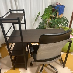 PCデスクとチェアのセット
の画像