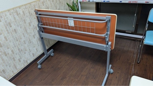 会議用折りたたみテーブル1台3,000円×4つ