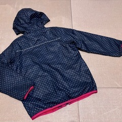 急な寒さや小雨にも対応できるアウター
の画像