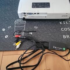 電動100インチスクリーンとプロジェクターの画像