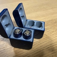 ジャンク品ワイヤレスイヤホンとケース2個の画像
