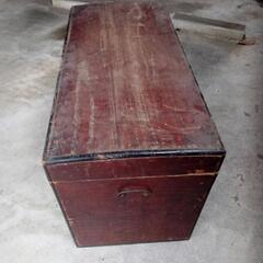 中サイズの長持　幅約９１cm　奥行約４４cm　高さ約５７cm　物入れ収納容器の画像