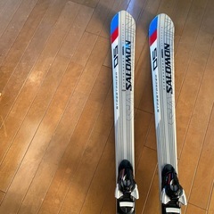 スキー板とスキーウエアー