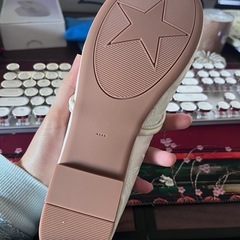 新品の白いレディースフラットシューズの画像
