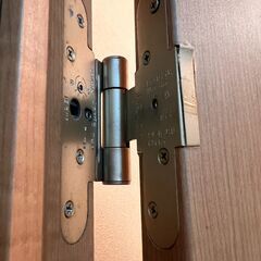 傾いて閉まりにくいドアの丁番調整（２枚）