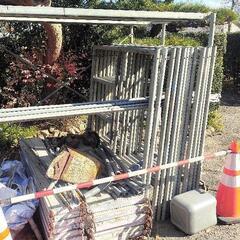 足場　ローリングタワー２基