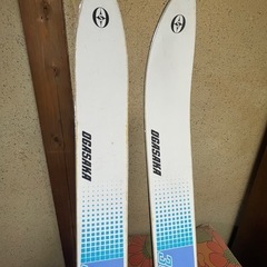 スキー板とストックの画像