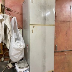 古い小型のMITSUBISHIの冷蔵庫