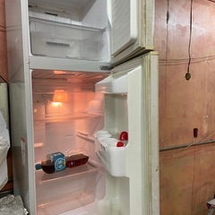 古い小型のMITSUBISHIの冷蔵庫の画像