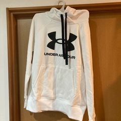 アンダーアーマーパーカー未使用タグ付き　取引中
