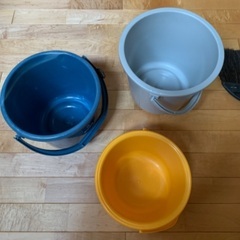 箒とバケツ3つの画像