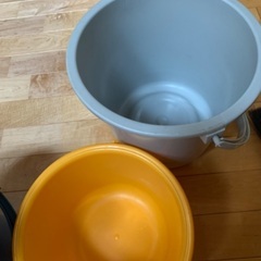 箒とバケツ3つの画像