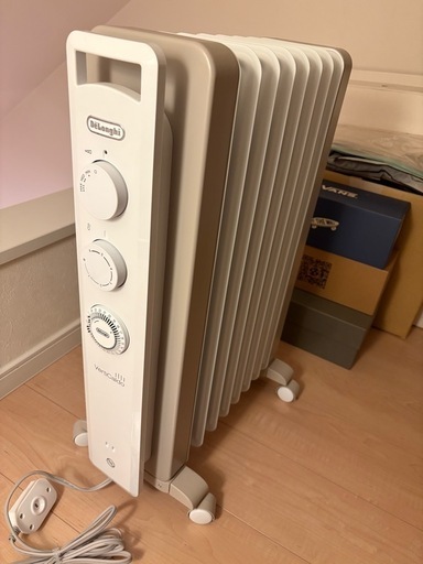 【直接引き取り希望】新品同等　デロンギ　オイルヒーター　ヴェルティカルド