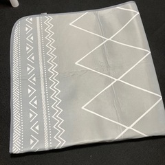 美品　クッション性あり厚手2畳用カーペット　ホットカーペットの上にも