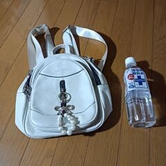 白いリュックの画像