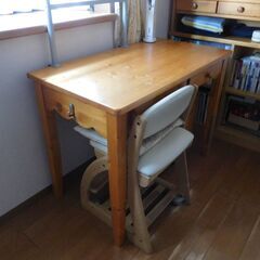 学習机とイス中古　机上棚とLEDライト付き