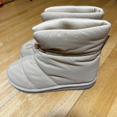 SHEIN  シーイン　ブーツ👢ベージュ　24センチ　ふわふわでカワイイ💛の画像