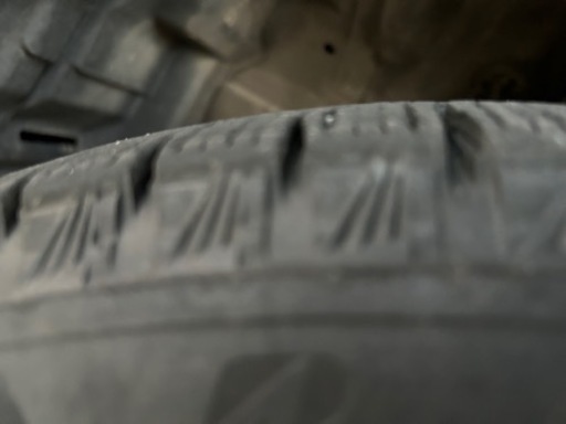 スタッドレスタイヤ　ブリヂストン　215/60R16