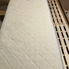 棚付きベッド セミシングル マットレスセット 厚さ11cm三つ折りポケットコイルマットレス付き 木製 コンセントの画像