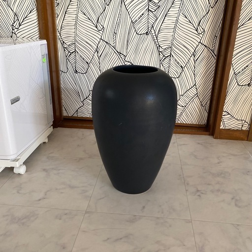 かっこいい黒の花瓶・壺❓