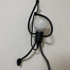 遊び心満点！ ユニークな人型ペンダントライト（電球付き）の画像