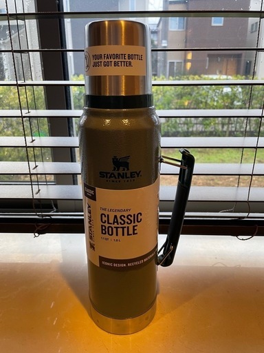 【廃盤】STANLEY(スタンレー) クラシック真空ボトル 1L グリーン 水筒 保温 保冷 ステンレスボトル ウォーターボトル アウトドア 食洗機対応 (日本正規品) [1000 ml] [グリーン]