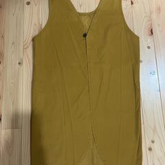 洋服3点（ニットパーカー、パンツ、エプロン）【値下げ500円】の画像