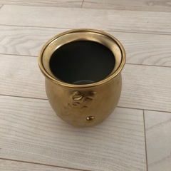 金色の入れ物の画像