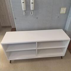 白いテレビ台の画像