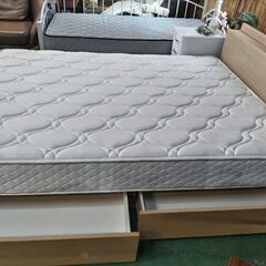 ダブルベッド　マットレス、フレーム付きの画像