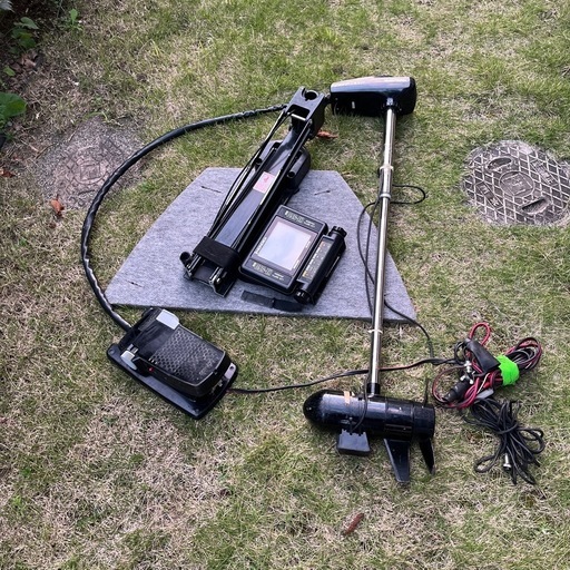 モーターガイド　フットコン　魚探　デッキ