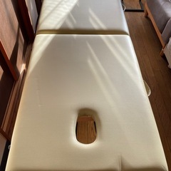 有孔折りたたみマッサージベッドの画像
