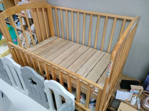 ベビーベッド　カトージ　ハイポジションベビーベッド アーチ（ナチュラル）　ベビーベッドガード付き