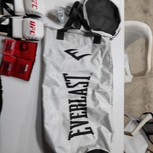 品揃え豊富で ボクシンググローブ BOXING THREE ARMS UFC EVERLAST ボクシング
