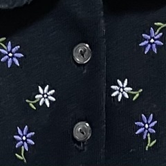 お花の刺繍のブラウス 黒の画像