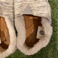 ほぼ未使用　TOMS 子供ファー靴　　の画像