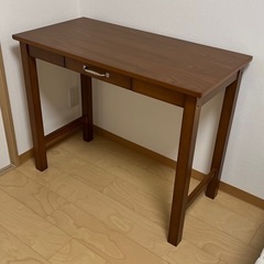 アンティークな天然木のデスク