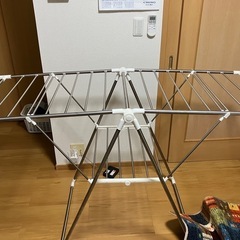 折りたたみ式物干しラックの画像