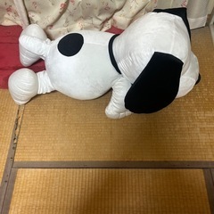スヌーピーの大きなぬいぐるみの画像